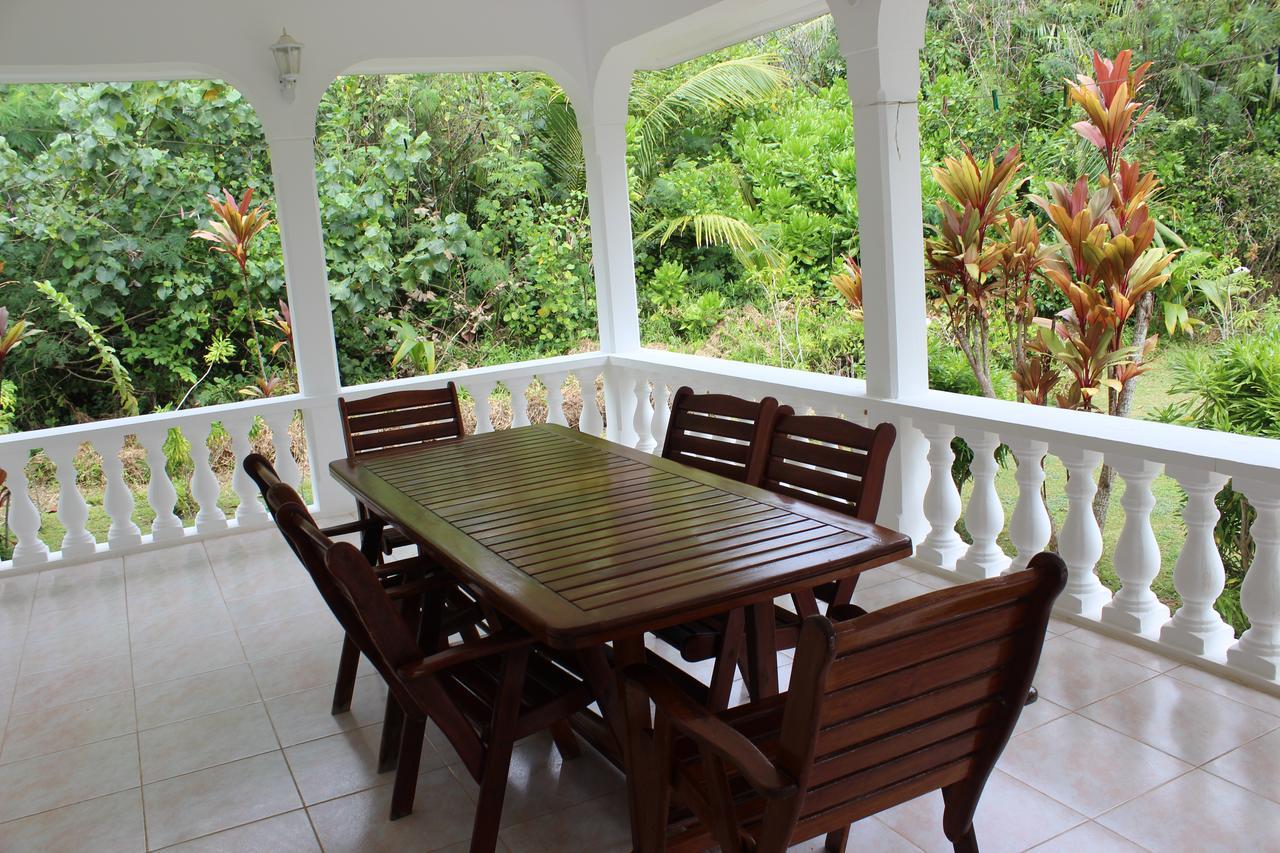 Le Chevalier Bay Anse Lazio